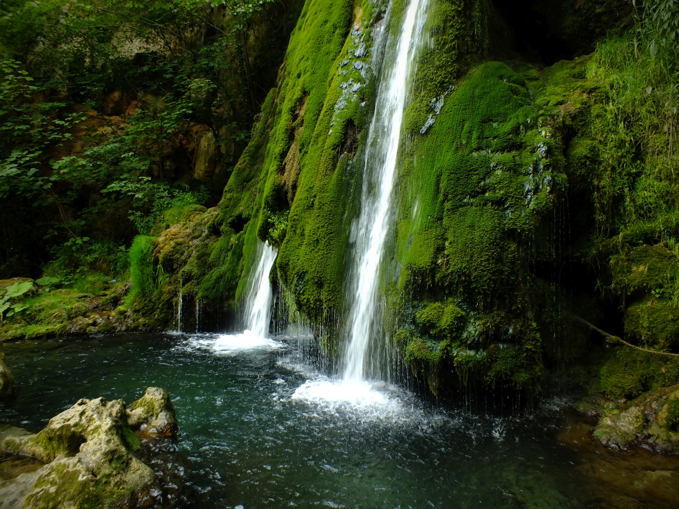 Destinații de weekend. Spectaculoasa  cascadă Vadu Crișului, locul ideal unde să te refugiezi de canicula verii