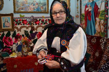 Secretul longevității unui simbol al Țării Oașului. Mătușa Floare a împlinit 90 de ani și face parte din clubul select al românilor declaraţi “Tezaur uman viu”