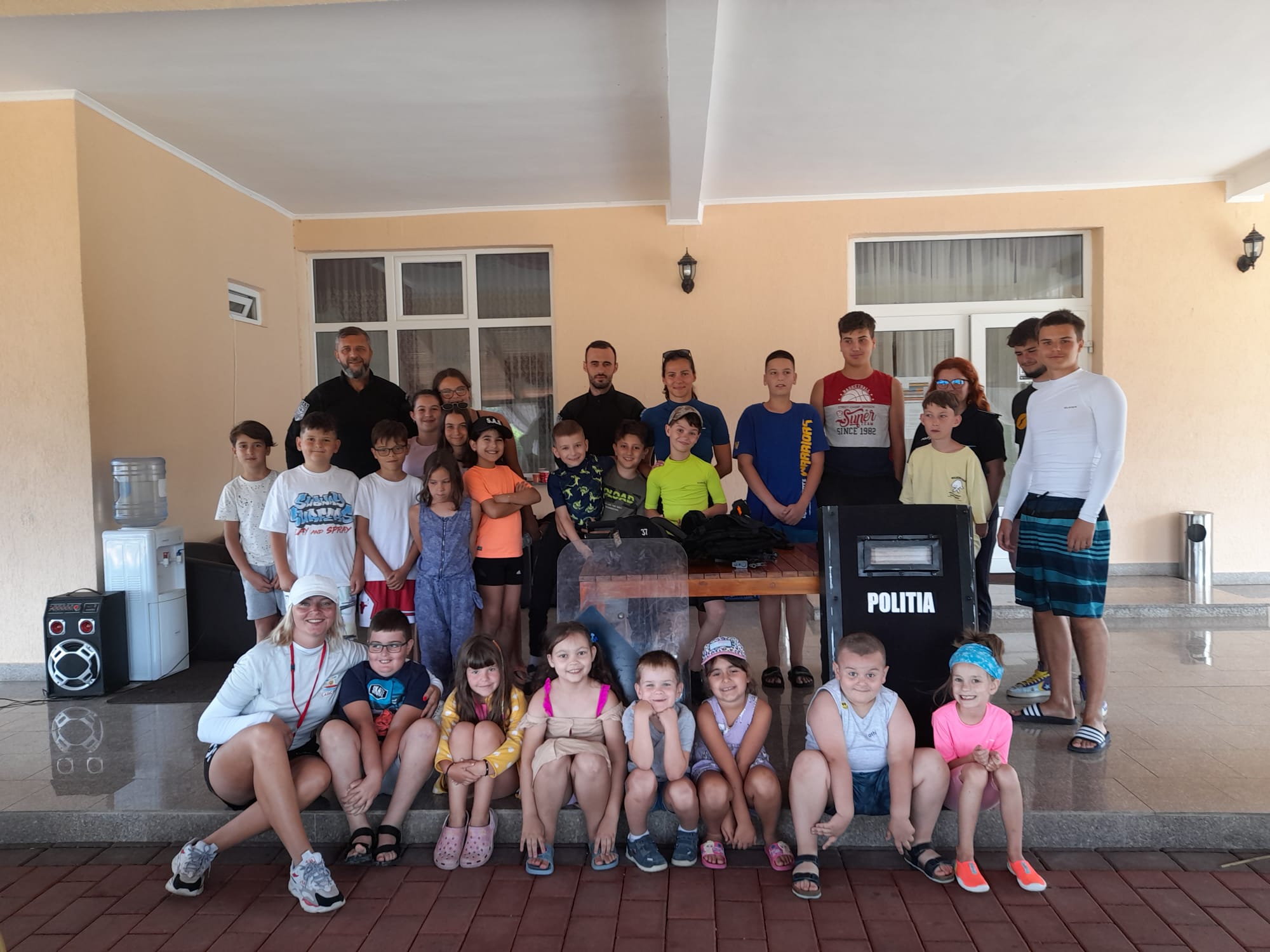 Polițiștii sătmăreni s-au întâlnit cu elevii participanți la programele de vară organizate de Crucea Roșie și Asociația Caiac SMile
