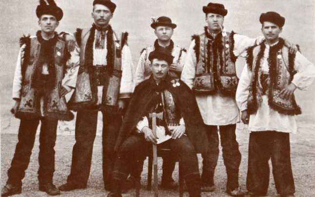 Cine sunt locuitorii Carpaților de Nord cunoscuți și sub denumirea de Mons Lupi (Munții Lupilor)  sau Kaltberg (Muntele Înghețat).  Lingviștii sunt fascinați de limba vorbită de aceștia