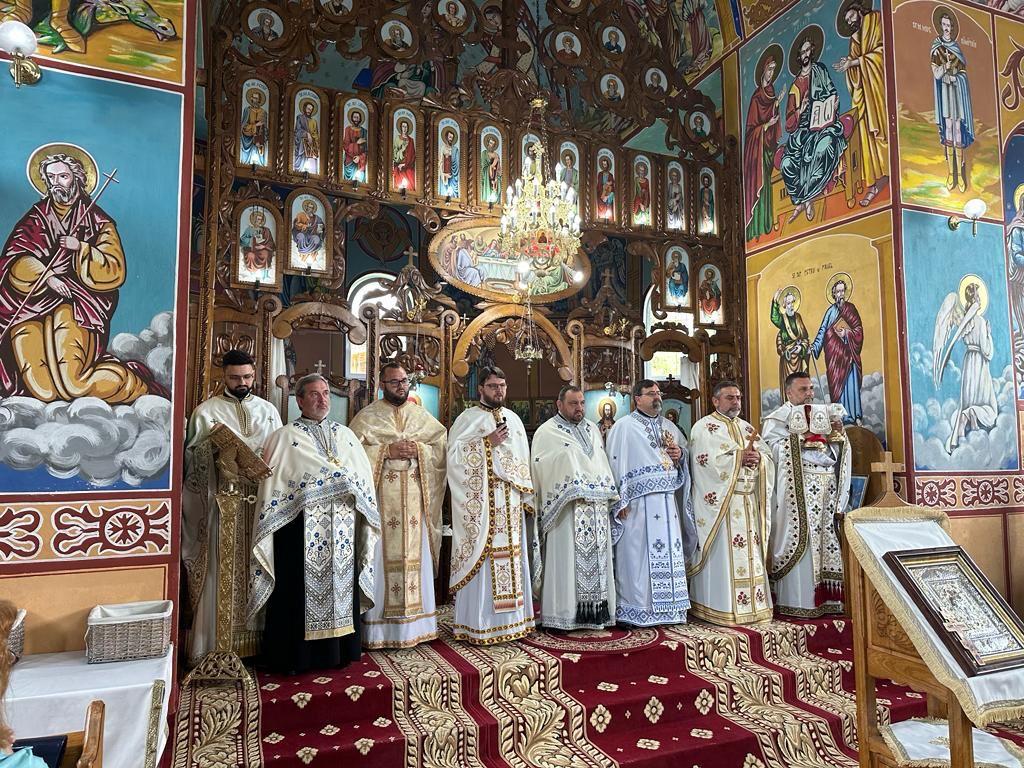 Biserica închinată Sfinților Apostoli Petru și Pavel din Poiana Codrului a fost duminică mai plină ca oricând.