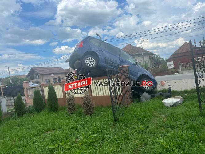 Accident în județul vecin. Sătmăreanul a ajuns cu mașina pe un gard din beton