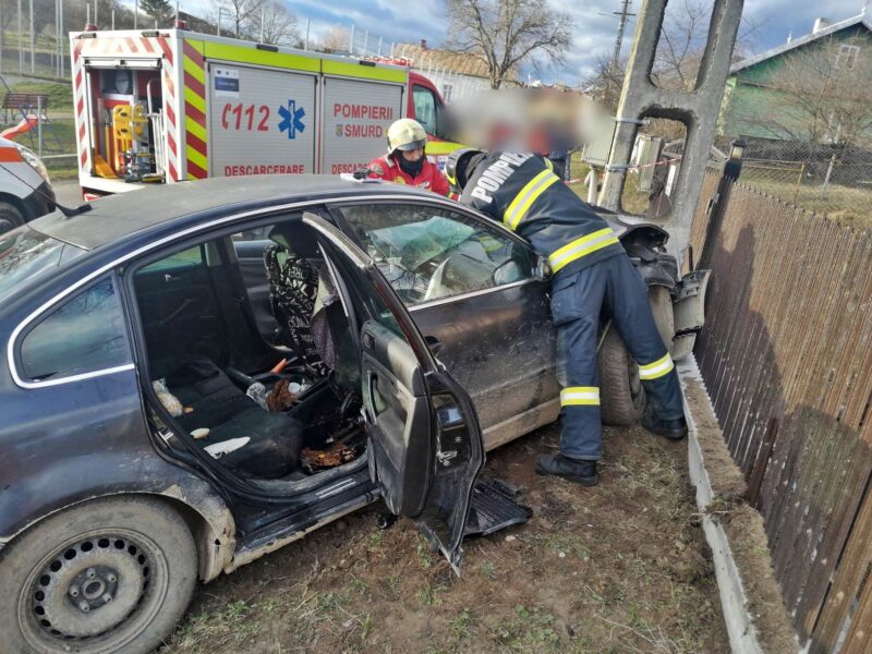 Accident în Valea Vinului. Bărbatul băut bine și fără permis a intrat în coliziune cu un stâlp de electricitate