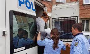 Hoața a prădat Căminul Cultural, dar a fost prinsă. Acum are dosar penal