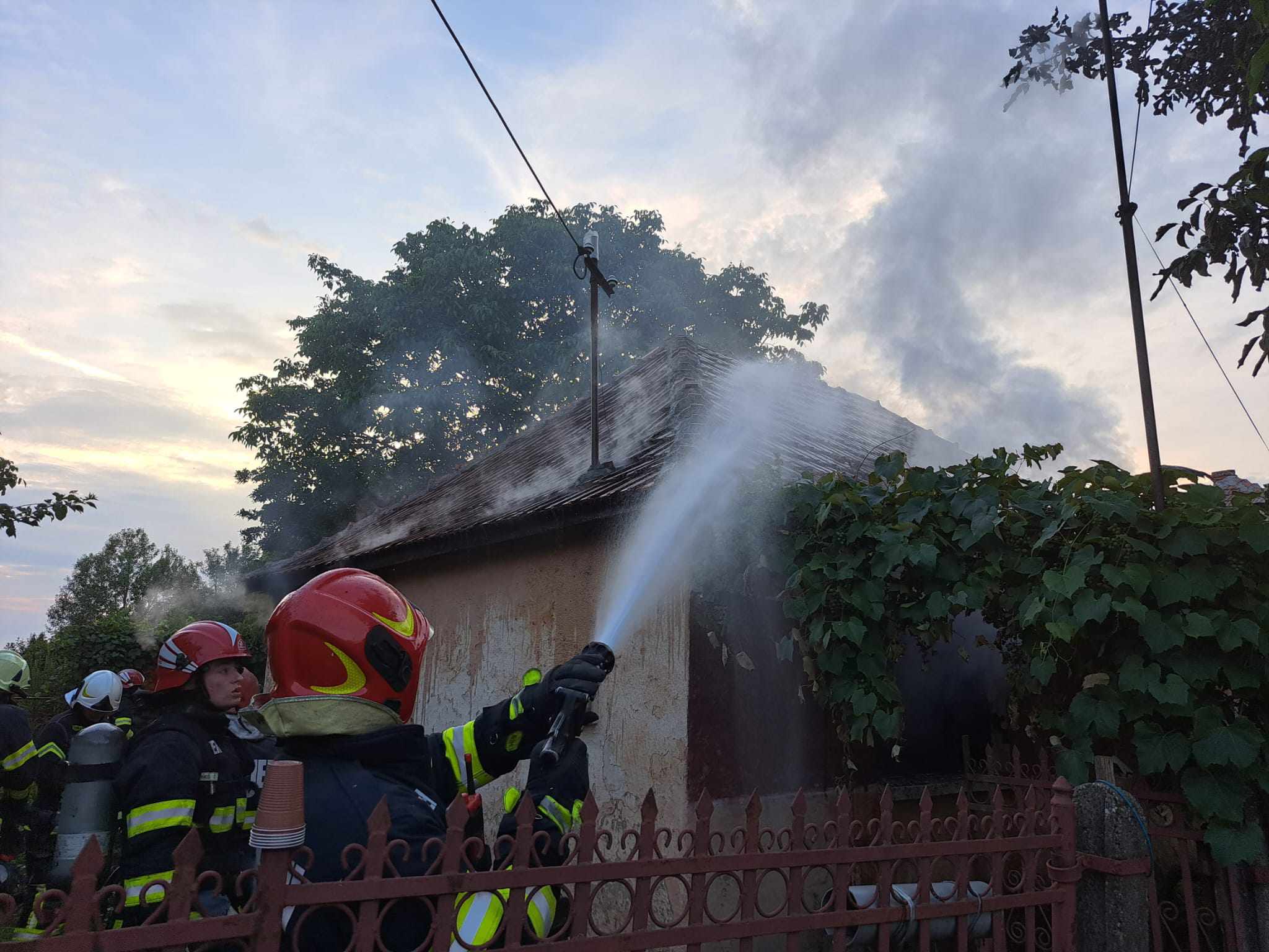 DRAMĂ. Sătmărean, ARS DE VIU  în propria casă. De la ce o pornit TRAGEDIA