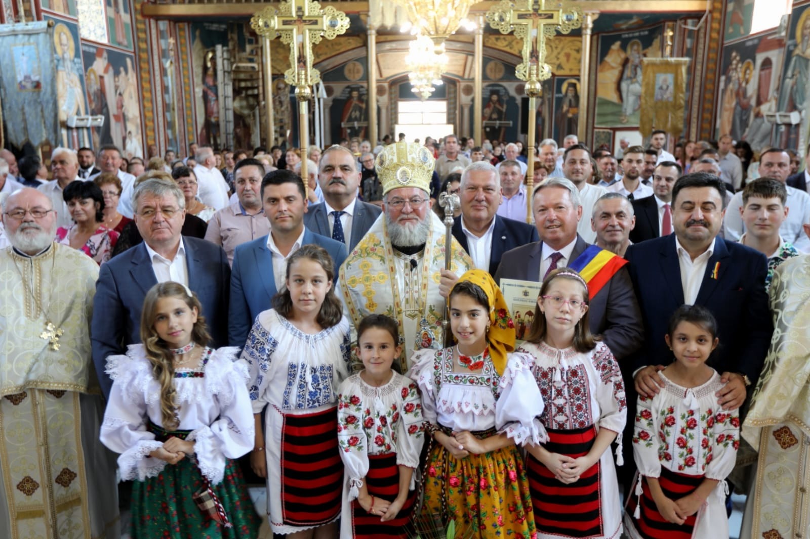 Slujbă arhierească și sfințire de casă parohială la Botiz