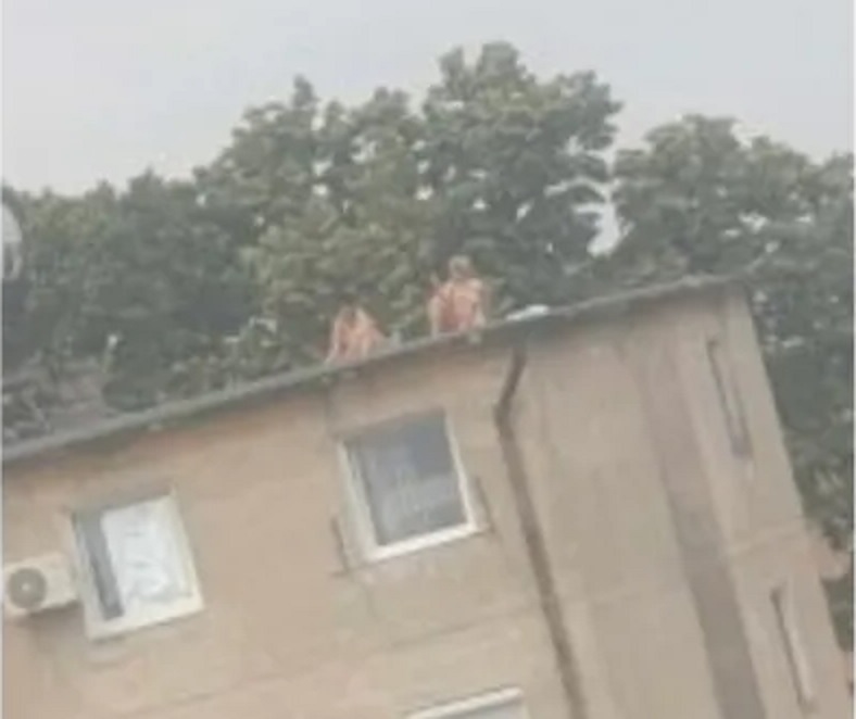 Nudism la Tășnad...pe bloc