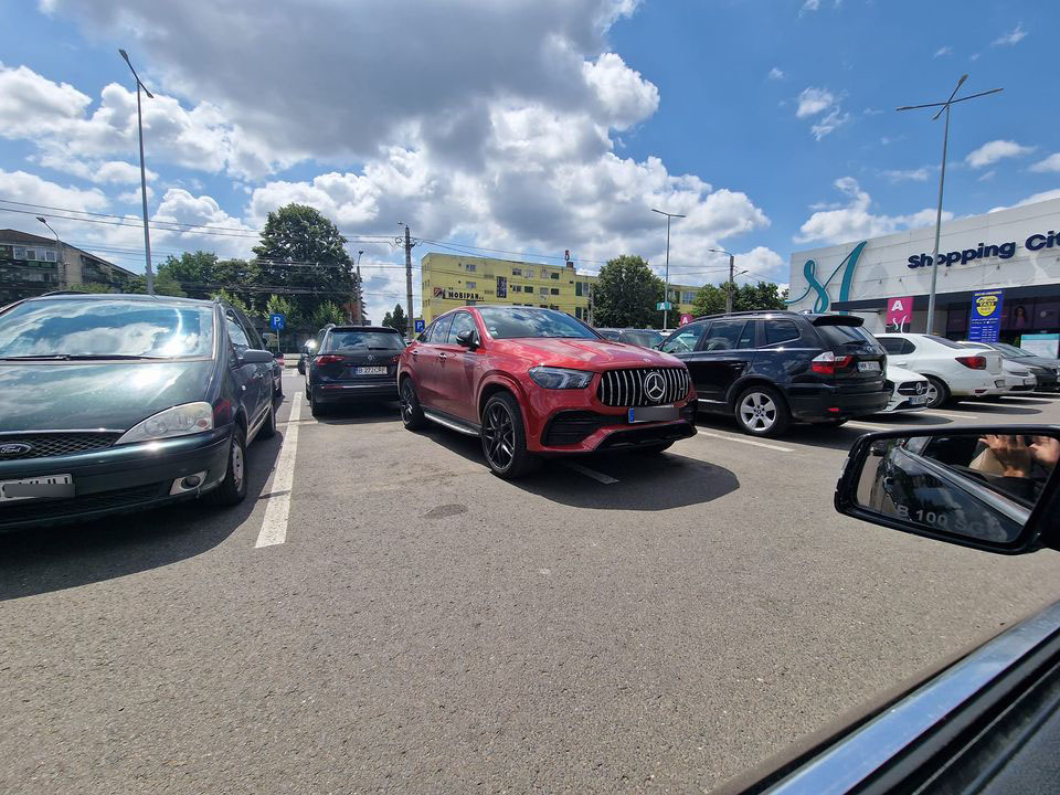 Când parchezi ”tancu” la mall