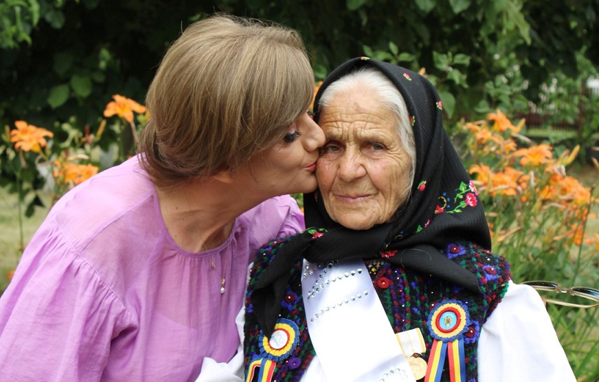 FOTOGALERIE. ANIVERSARE. Tezaurul uman viu, Floare Finta, din Țara Oașului, a împlinit 90 de ani