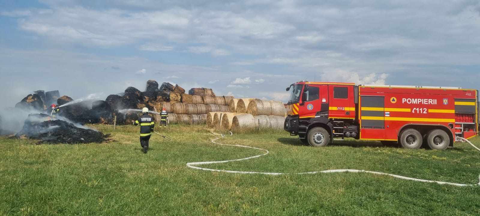 FOTO. Incendiu de amploare la o fermă din județ