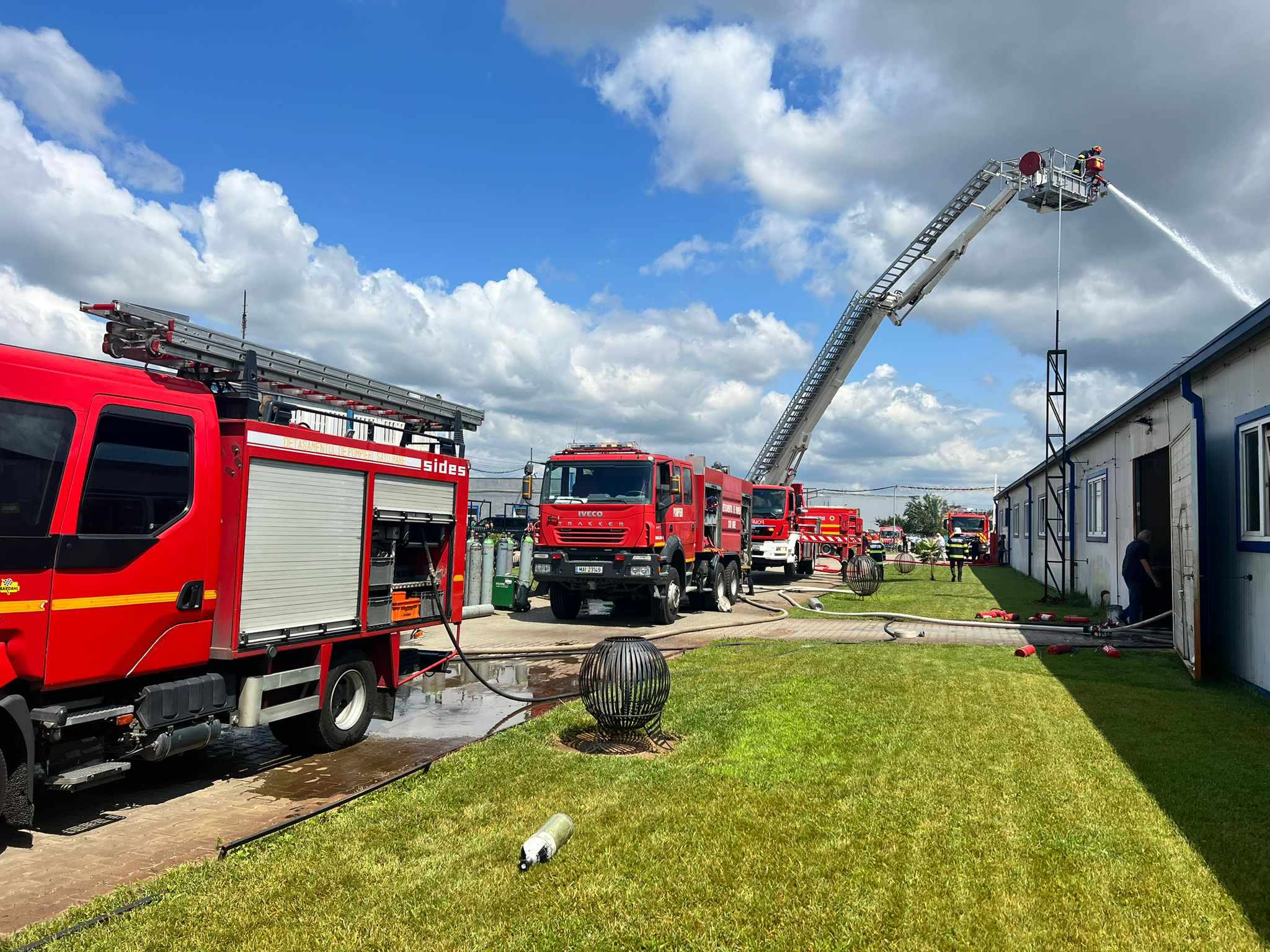 Incendiu grav la o vopsitorie auto din Sătmar