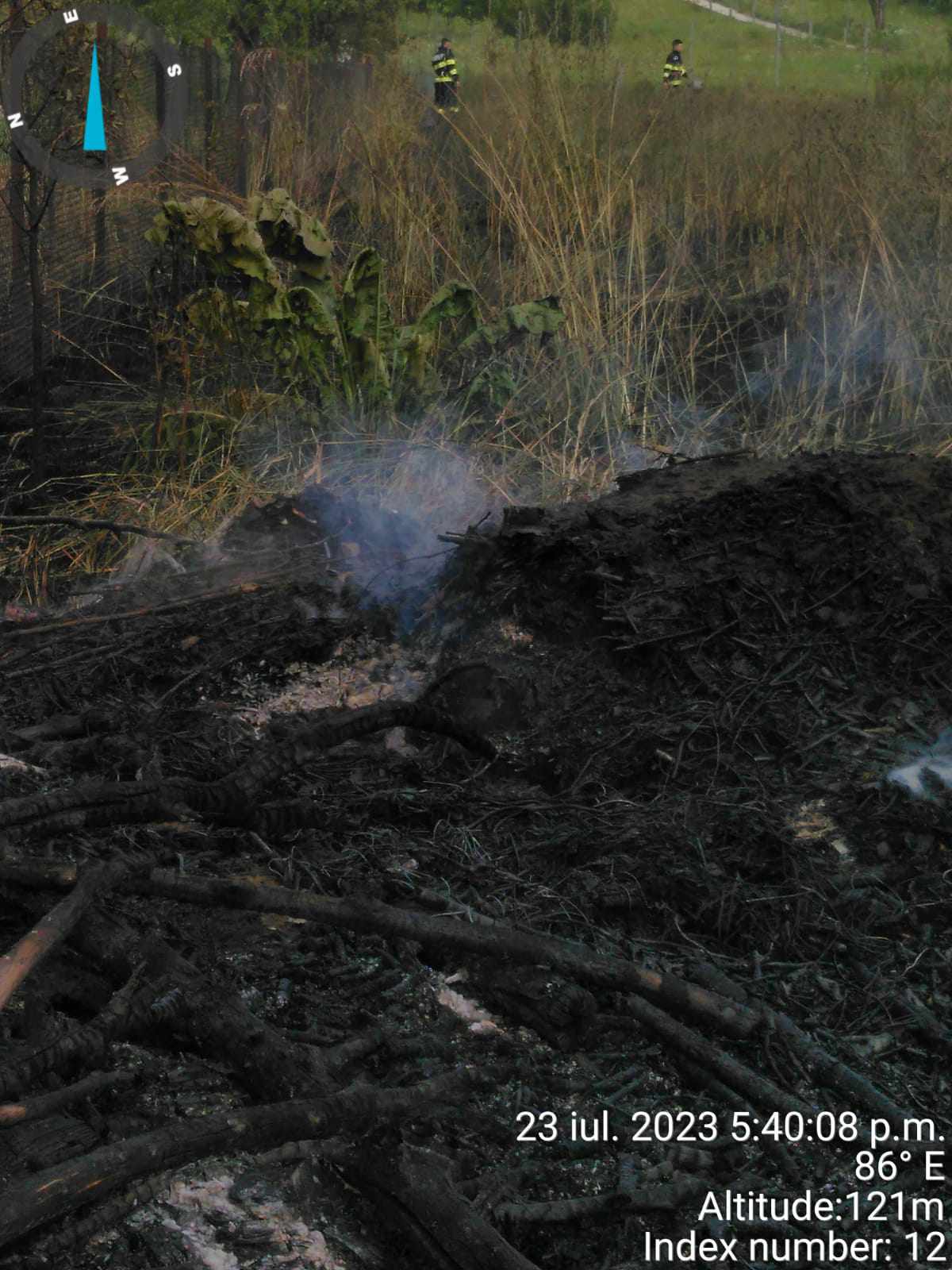 Incendiu de vegetația uscată în localitatea Gherța Mare. Au ars 50 ari
