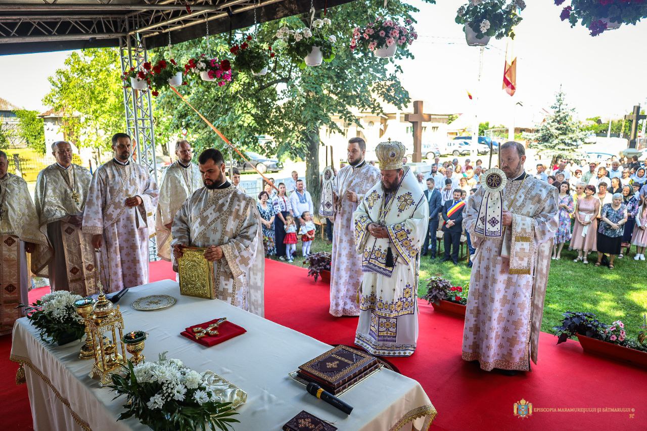FOTO. Liturghie arhierească și sfințirte la Rușeni oficiate de PS Timotei Sătmăreanul