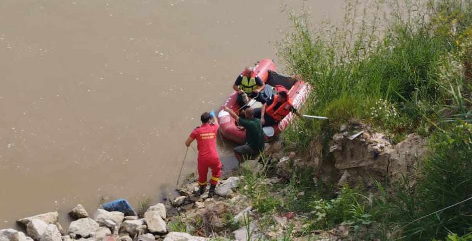 FOTO. ACCIDENT CUMPLIT în județ. Doi TINERI  au intrat cu MAȘINA  în  SOMEȘ