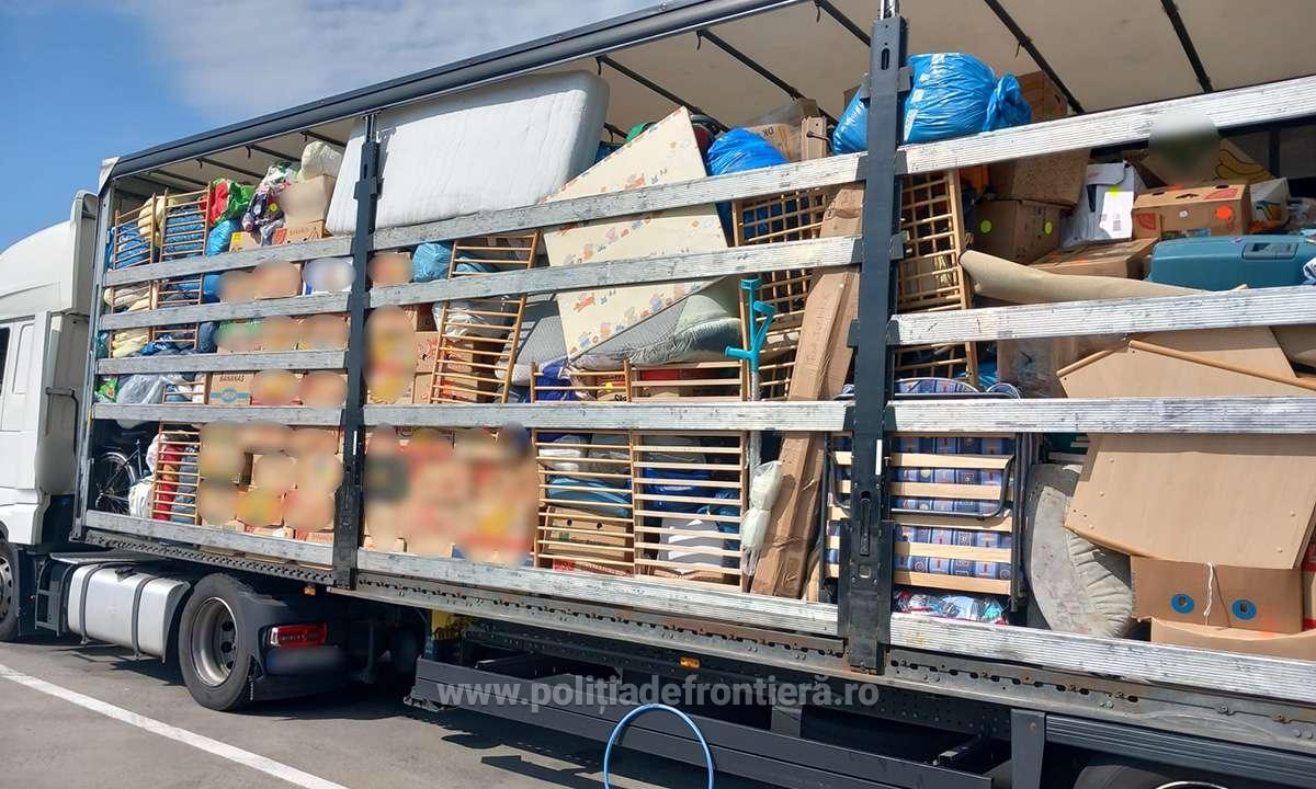 TIR încărcat cu 15 tone deșeuri, oprit la intrarea în România