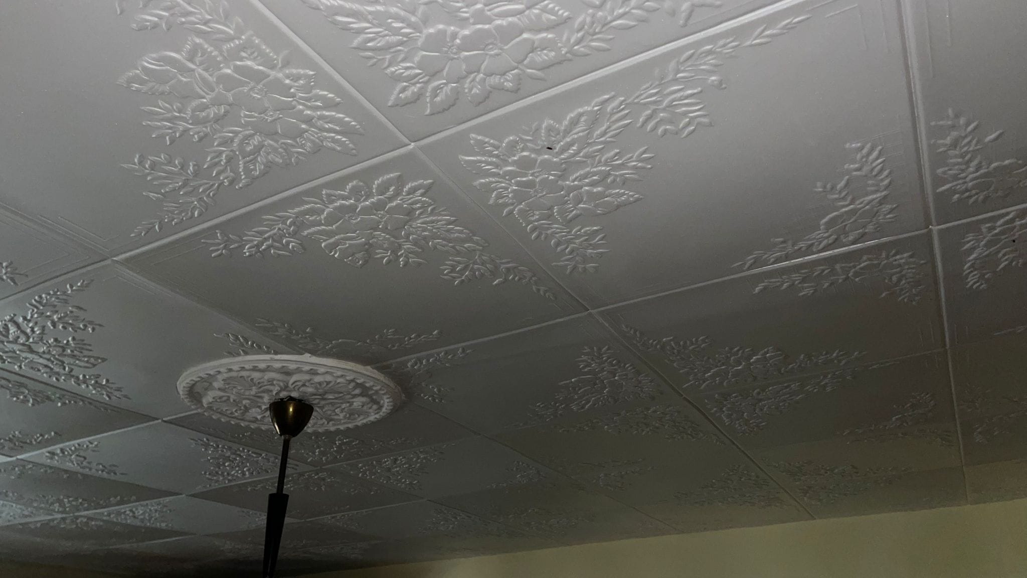 FOTO. O familie de vârstnici, ajutată de prefect, viceprimar și un tânăr antreprenor