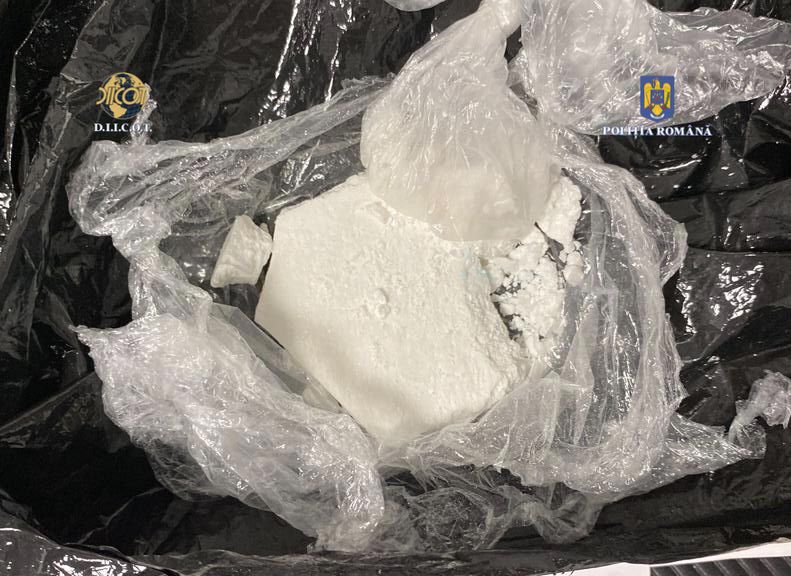 Bărbat cercetat pentru trafic de droguri și conducerea unui vehicul sub influența alcoolului și a altor substanțe