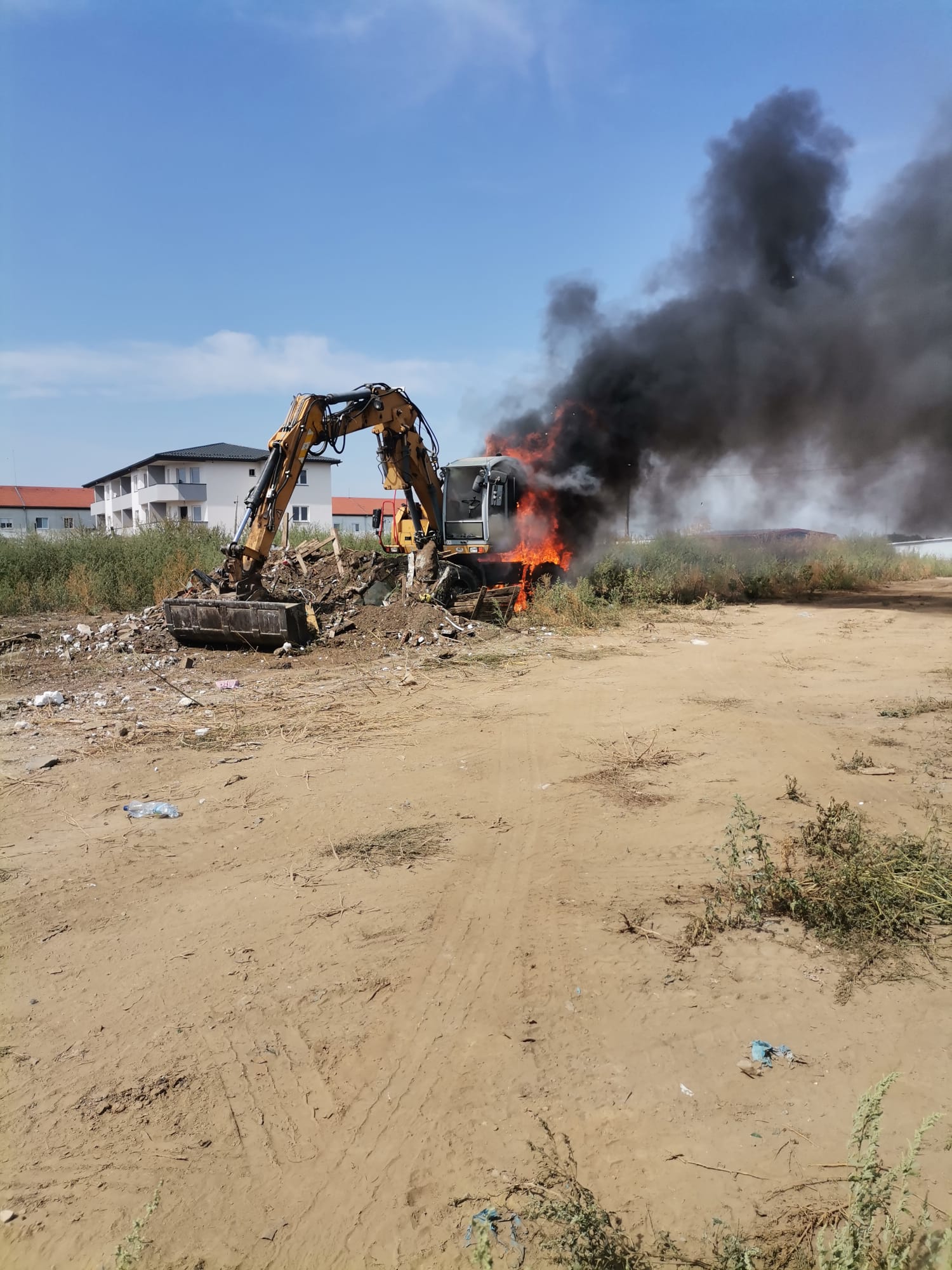 Utilaj de construcții în flăcări