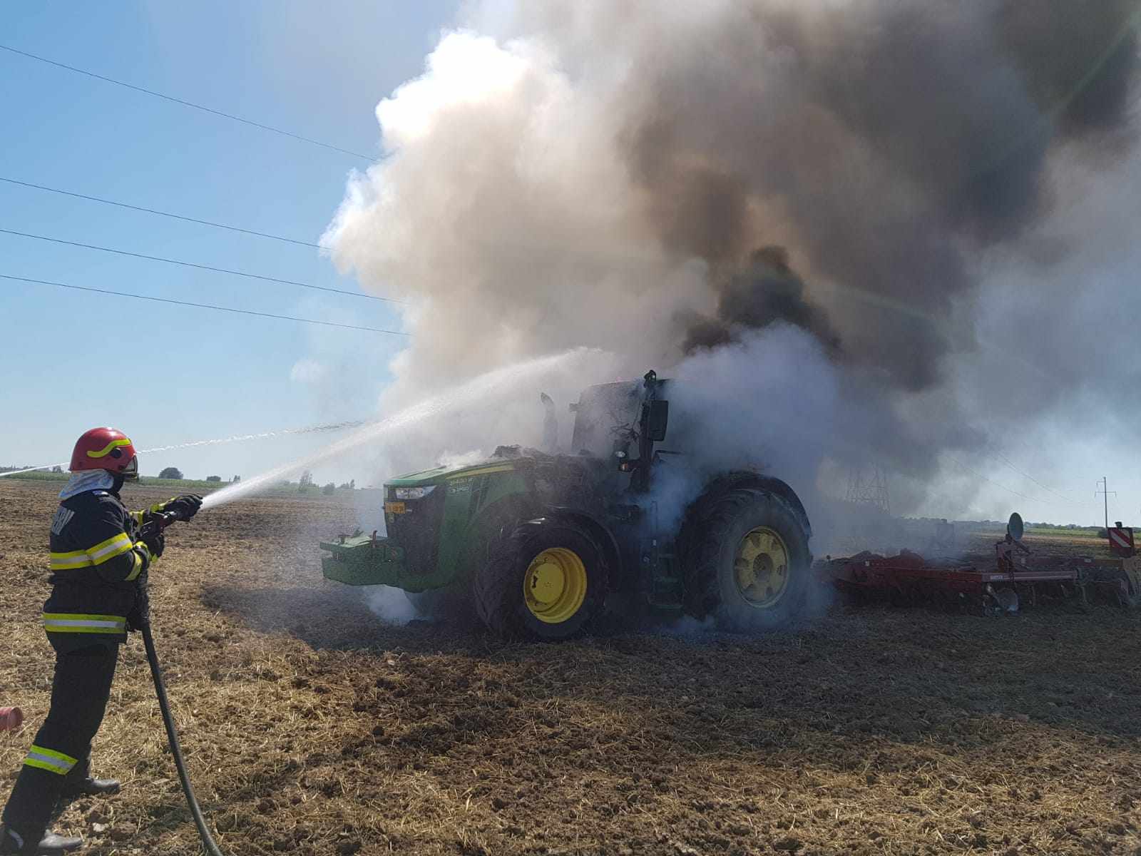 FOTO. Tractor ÎN FLĂCĂRI lângă Satu Mare