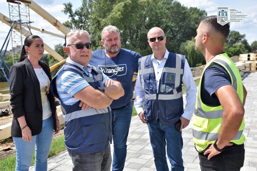 Primarul Kereskényi Gábor și viceprimărița Cristina Ilieș în vizită pe șantier la pasarela pietonală