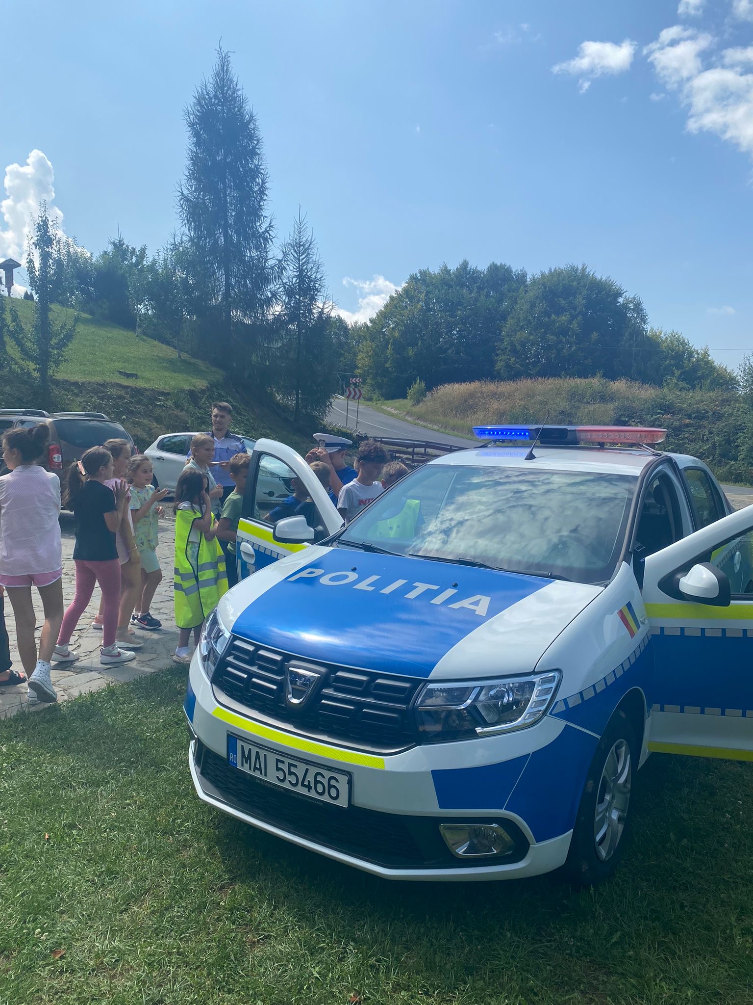 Tinerii din cadrul taberei școlare ,, Luna Șes'' au fost vizitați de către polițiștii sătmăreni