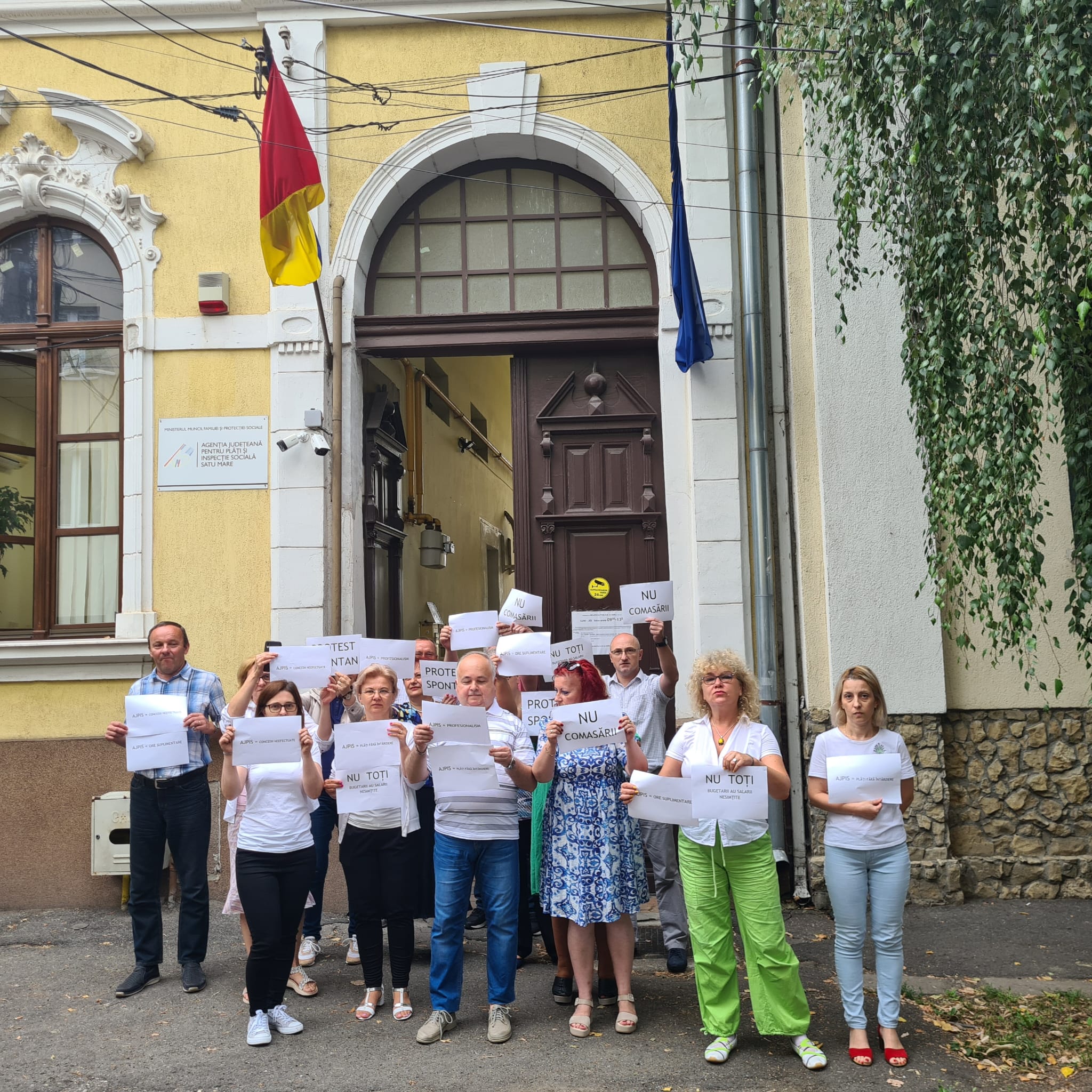 Protest spontan al angajaților AJPIS Satu Mare