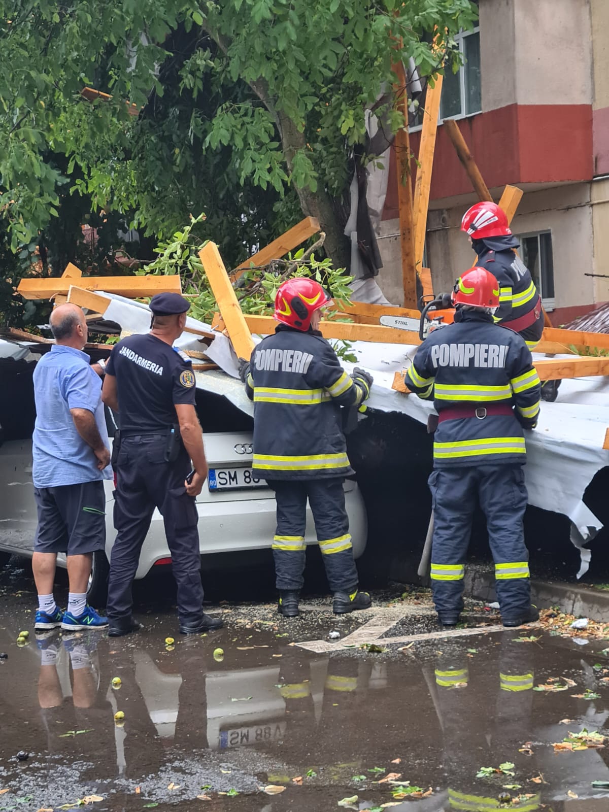 DISTRUGERI. Furtuna a făcut ravagii la Satu Mare