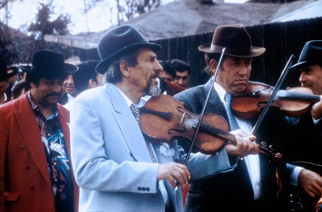 Fabuloasa poveste de viață a lui Izidor, legenda ceterii codrenești. A fost ales din peste 250 de instrumentiști să joace in coproducția româno-franceză „Gadjo dilo”