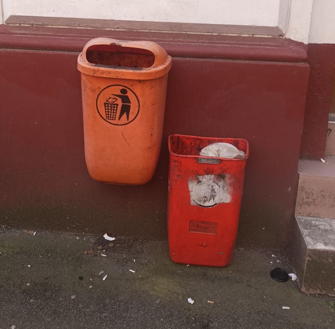 Care nuanță dintre cele două arată mai bine lângă bordo?