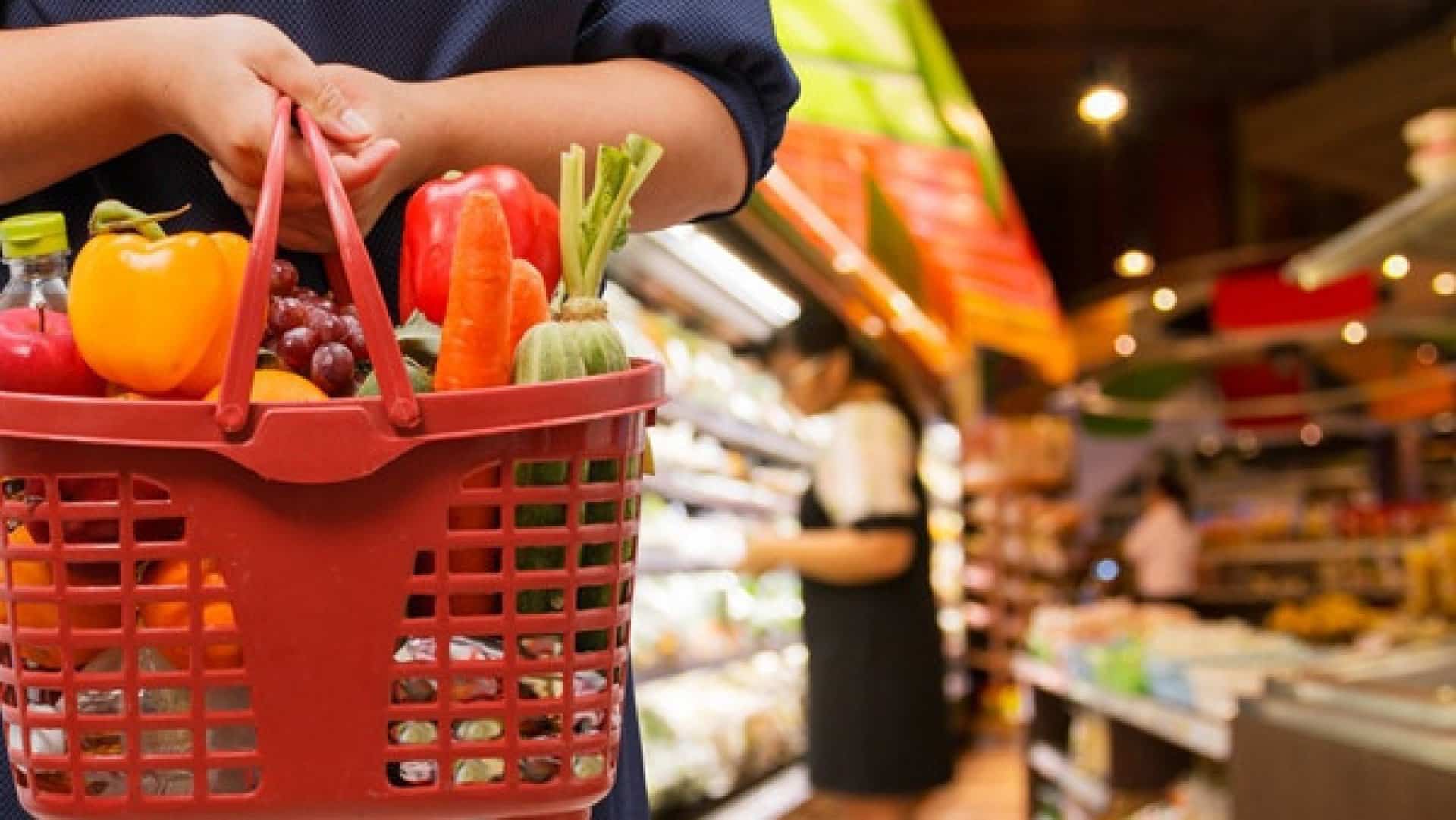 PREȚURILE MEDII ALE ALIMENTELOR DE BAZĂ AU SCĂZUT ÎN PRIMA SĂPTĂMÂNĂ DIN AUGUST CU PÂNĂ LA 43%