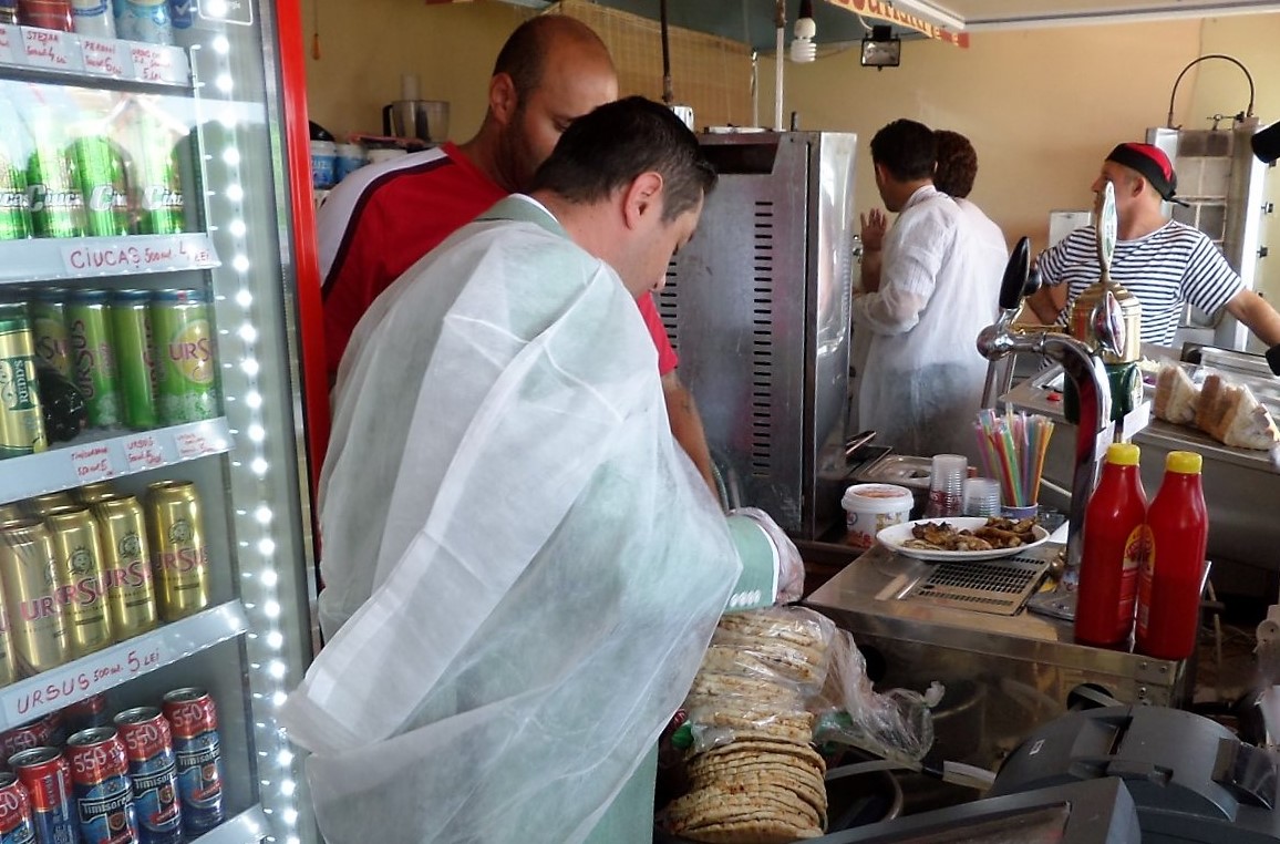 Mâncare servită ilegal: Fast-food sancționat cu 10.000 lei de inspectorii DSVSA