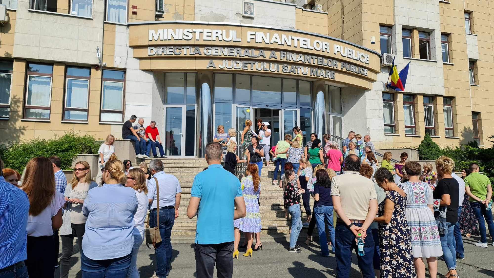 Protest la Finanțe. Angajații sătmăreni au ieșit în stradă