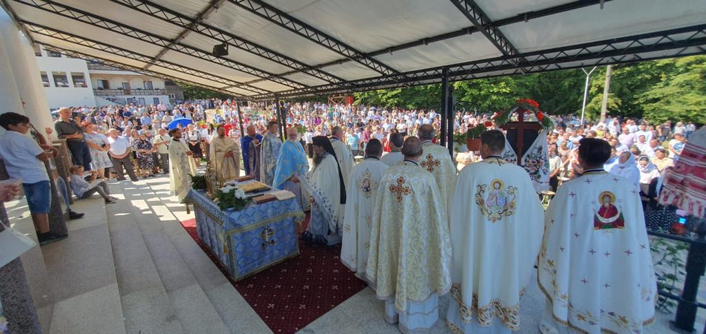FOTO. Peste 4.000 de credincioși, prezenți la slujba de Sfântă Mărie de la Măriuș