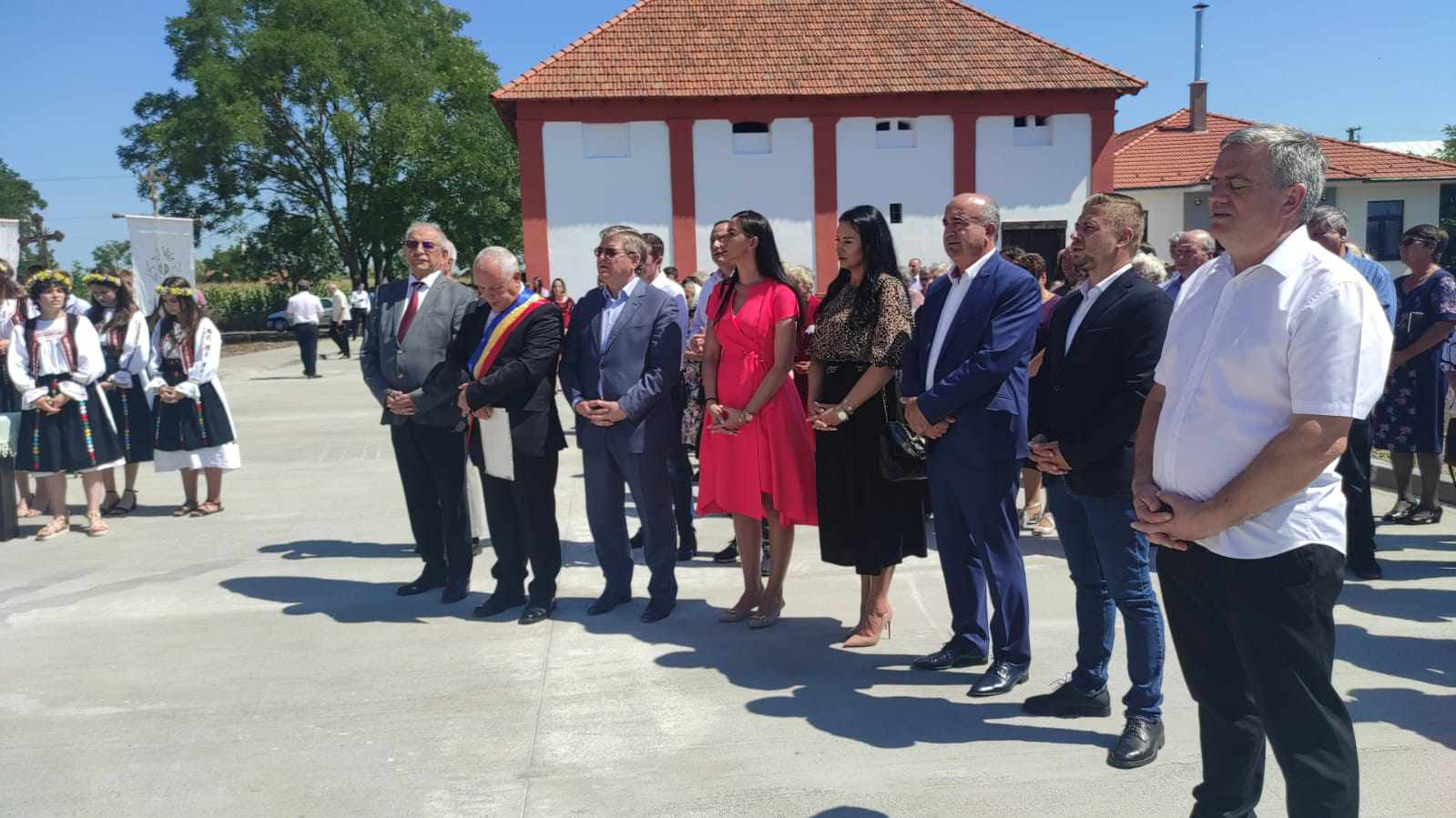 FOTOGALERIE. Sărbătoare mare la Domănești. Centru Cultural, sfințit