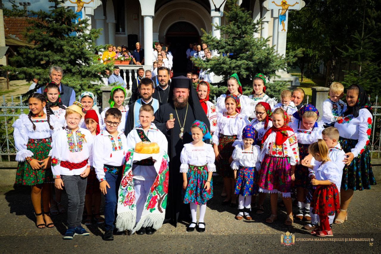 FOTO: PS Timotei Sătmăreanul a oficiat Slujba Paraclisului Maicii Domnului la Parohia Ortodoxă Drăgușeni