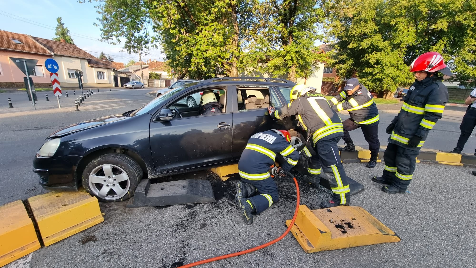 FOTO. Accident grav la Satu Mare. Persoană încarcerată.