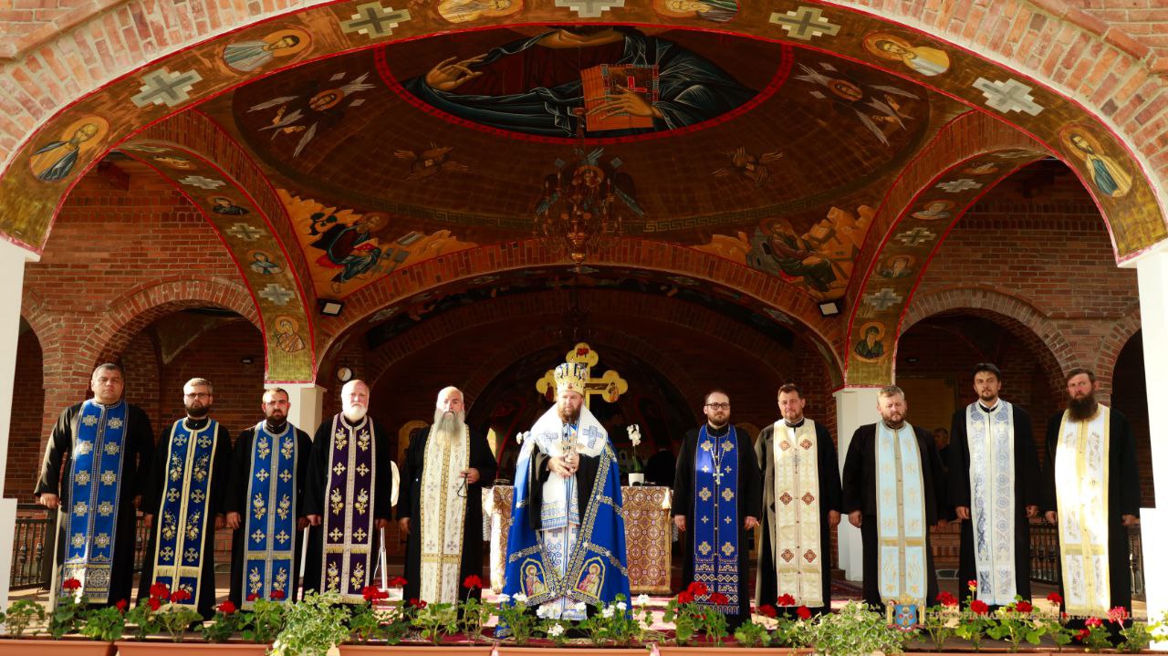 PS Timotei Sătmăreanul a oficiat Slujba Paraclisului Maicii Domnului la Mănăstirea Bixad