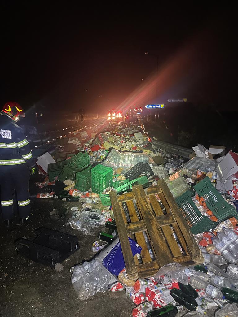 FOTO: ACCIDENT pe CENTURA Careiului. ALIMENTE ÎMPRĂȘTIATE  pe asfalt