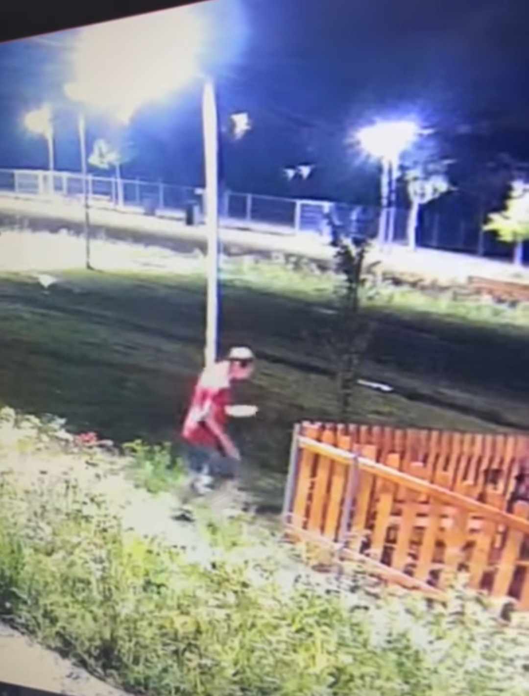 O parte din Parcul Cubic, distrusă și inundată de un tânăr