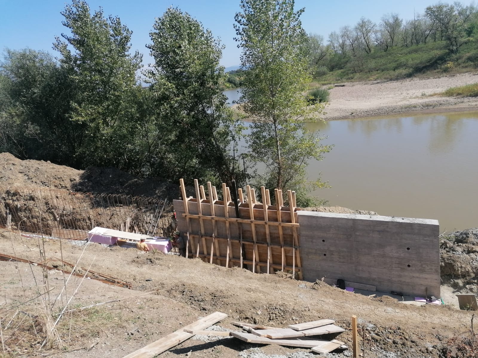 Curățarea râului Someș continuă! Aproape jumătate din sistemul de colectare a deșeurilor plutitoare este gata!