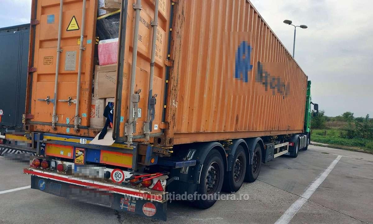 Un alt transport de gunoaie, blocat la Petea