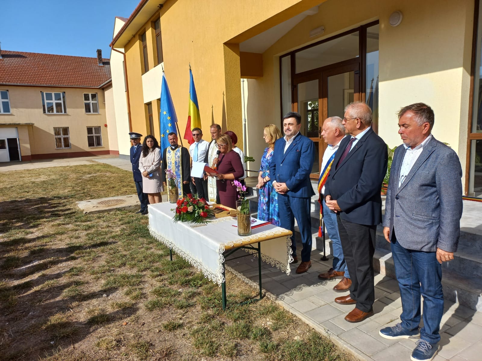 Prefectul Radu Roca, alături de elevi, dascăli și părinți în prima zi de școală