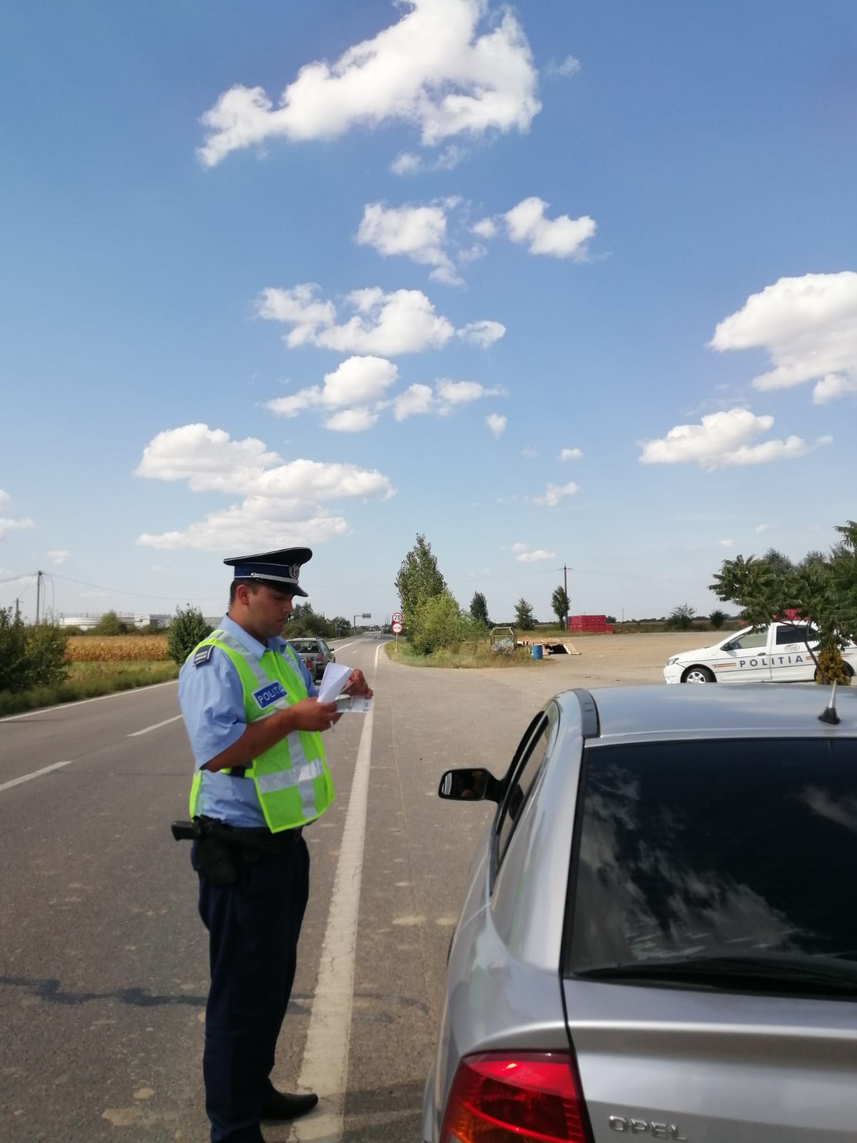 Activități informativ-preventive ale polițiștilor în comuna HalmeuActivități informativ-preventive ale polițiștilor în comuna Halmeu