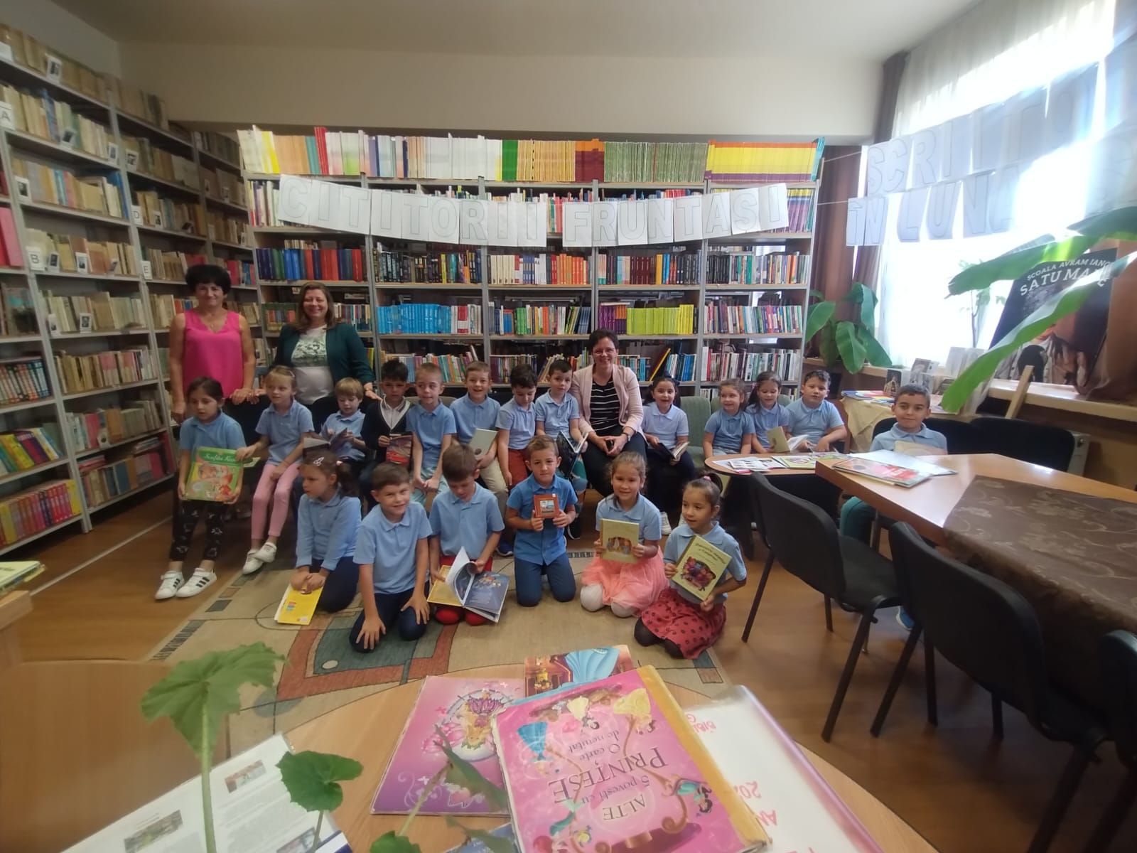 Biblioteca școlii Avram Iancu și-a deschis porțile pentru copiii iubitori de carte