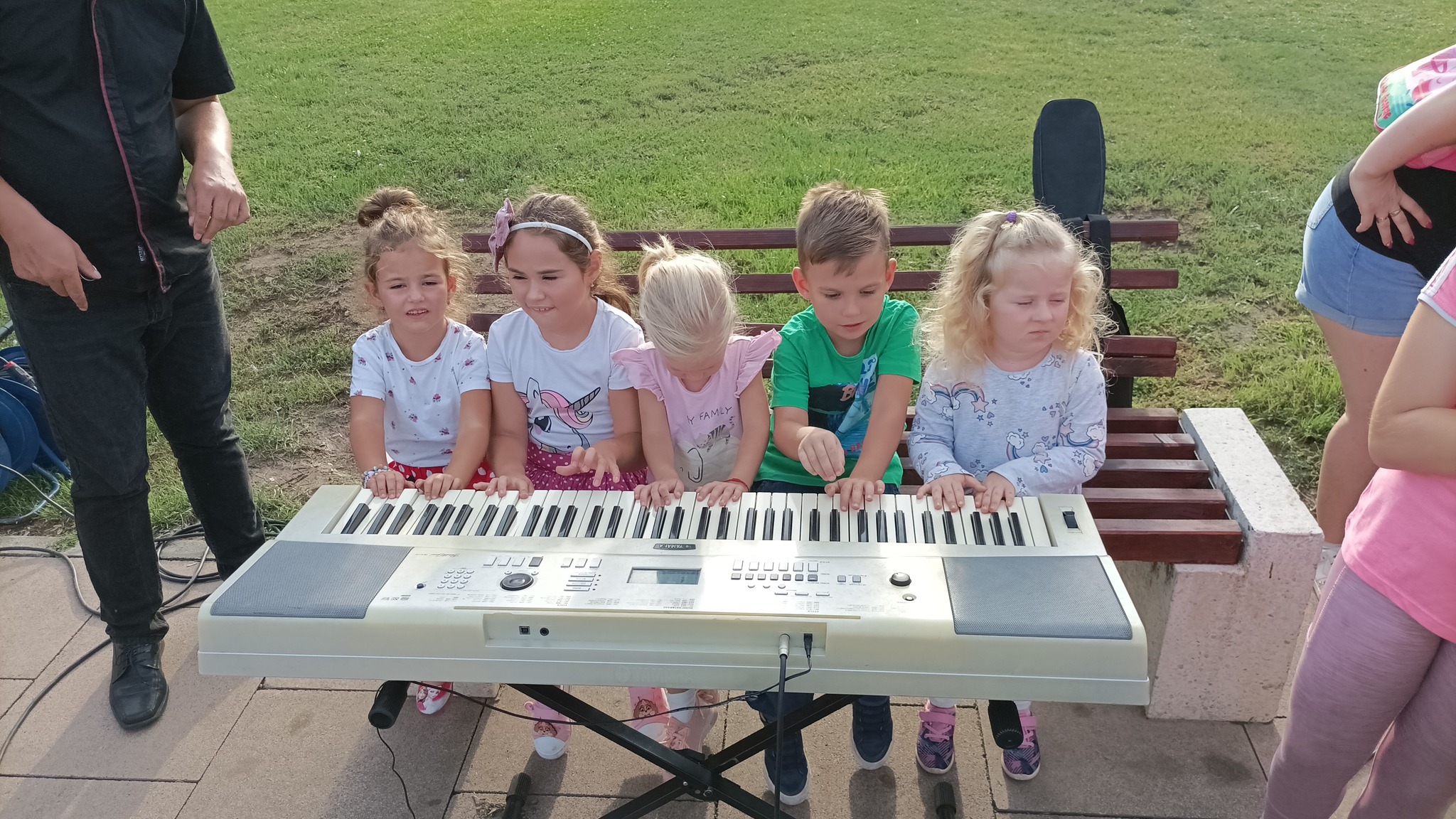 Cei mici, dar și părinții lor, au putut încerca să cânte la diferite instrumente muzicale