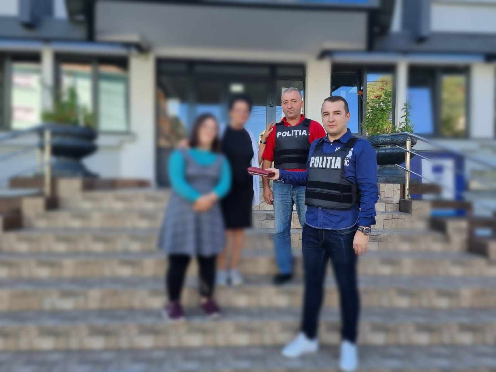 FOTO. Doi elevi sătmăreni au găsit un portmoneu pe stradă și l-au predat polițiștilor