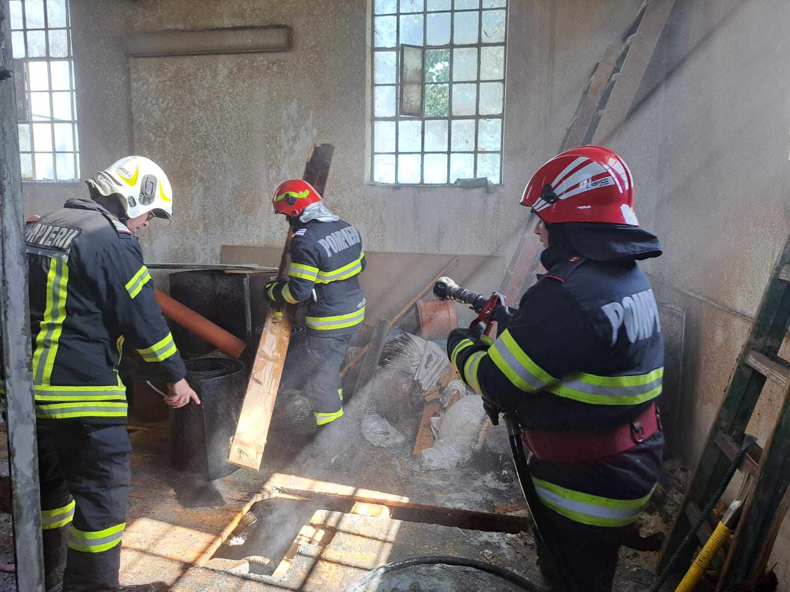 Incendiu izbucnit la o hală în localitatea Lazuri