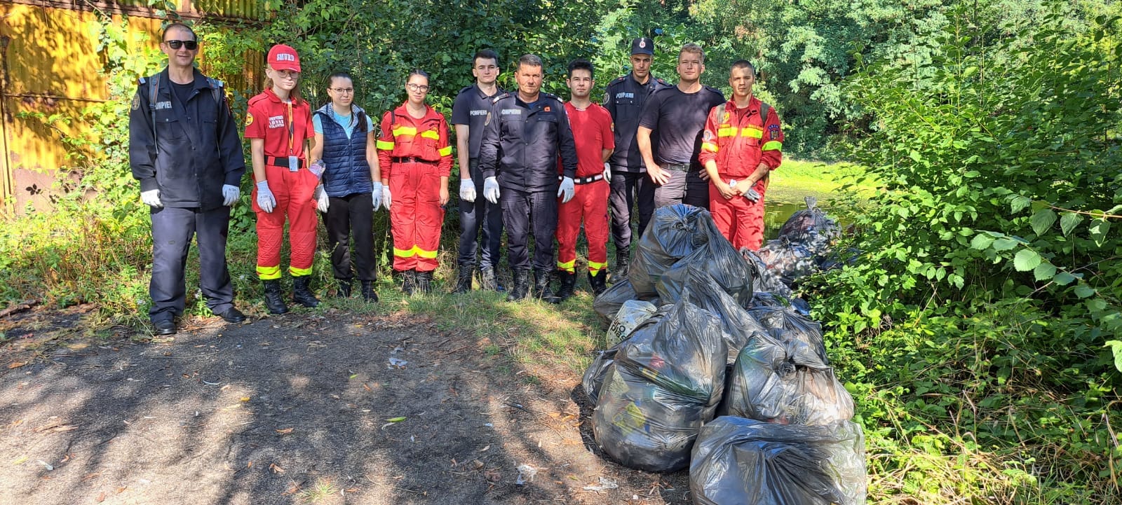 Peste 20 de saci de deșeuri adunați de pompierii sătmăreni în cadrul campaniei "Ziua Curățeniei Naționale ed. 2023"
