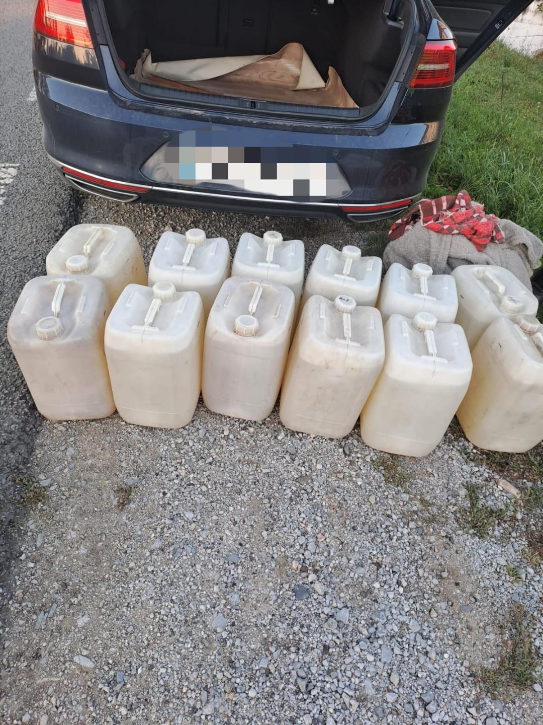 Oșeni prinși cu sute de litri de pălincă în portbagaje. Acum au dosar penal