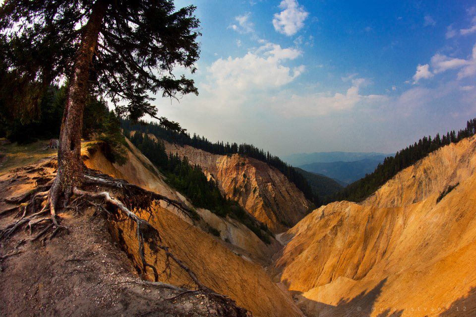 Destinații de week-end. Groapa Ruginoasa, una dintre cele mai inedite arii naturale protejate de lege din întreagă regiune a Transilvaniei. O gură de iad într-un colț de rai